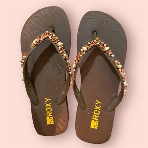 Roxy brown seashell flip flops 🤎